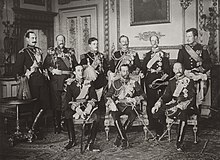 de koningen van negen Europese landen in ceremoniële uniformen poseren in een woonkamer