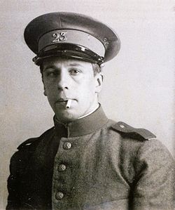 Theo van Doesburg en una fotografía d'o suyo servicio militar.