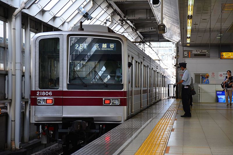 File:Tobu 20000 at Kita-Senju Station 2016-10-07 1.jpg