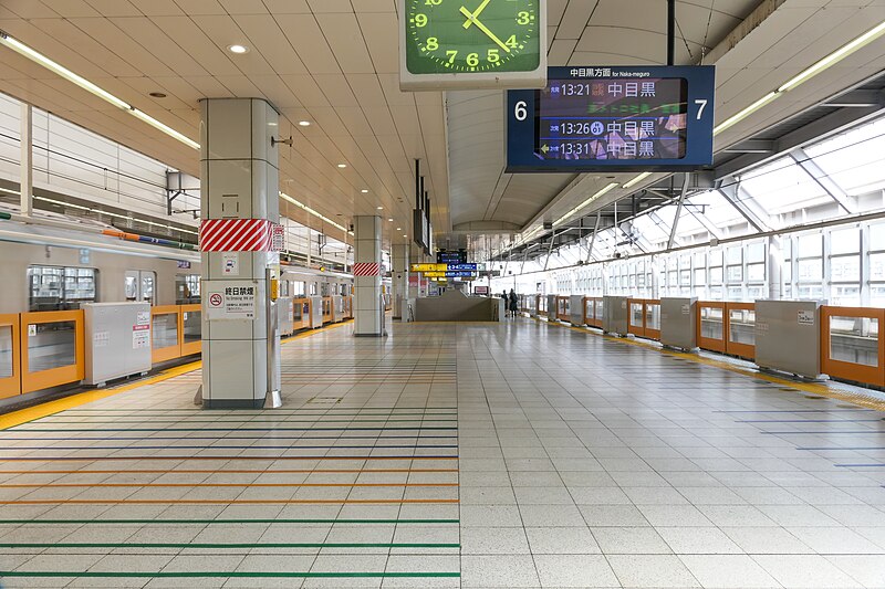 File:Tobu Kita-Senju-STA Platform6-7.jpg