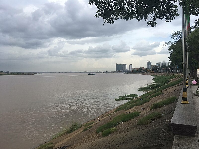 File:Tonle Sap River in Phnom Penh 3.jpg