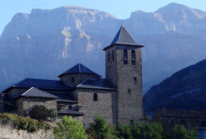 File:Torla, puerta del P.N. de Ordesa.jpg