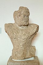 Torse d'une statue d'Héraclès, de l'ancien temple d'Apollon, 570–560 av. J.-C.