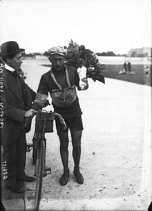 Тур де Франс, прибытие в Парк де Пренс, 31-7-1910, Шарль Крюшон.JPG