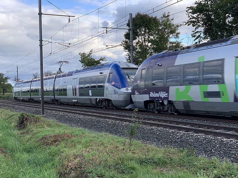 File:Train TER SNCF Class B 81500 Ligne ferroviaire Mâcon Ambérieu Route Prales Perrex 4.jpg