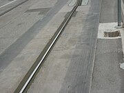 La piattaforma del Translohr di Padova segnata dall'usura degli pneumatici.