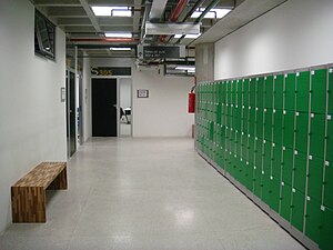 Armários para estudantes em um corredor da UFABC.
