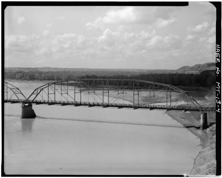 File:VIEW LOOKING EAST, ELEVATION OF BALTIMORE TRUSSES - Fort Keogh Bridge, Spanning Yellowstone River, Miles City, Custer County, MT HAER MONT,9-MILCI.V,1-4.tif