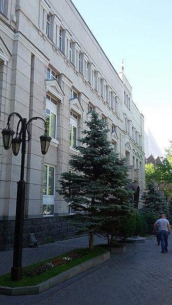 File:Vazgen Sargsyan street, Yerevan 19.jpg