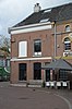 Winkelwoonhuis, in de tweede helft van de 19de eeuw gebouwd in een eclectisch-classicistische stijl.