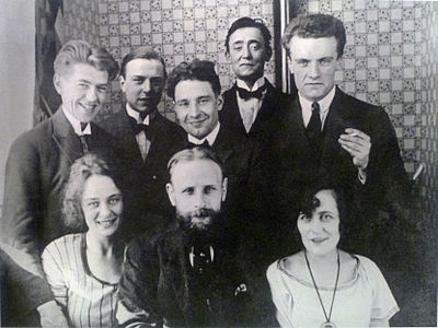 Magritte et ses amis en juin 1922 : Mesens, Servranckx, Flouquet et Bourgeois au second rang ; Georgette Berger, P. Broodcoorens et Henriette Flouquet au premier rang.