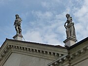 Villa Pojana, dettagli delle statue sul coronamento