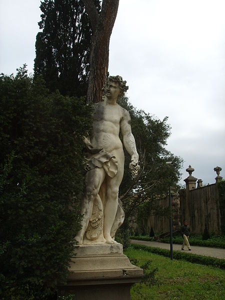 File:Villa la pietra, statua bacco 01.JPG
