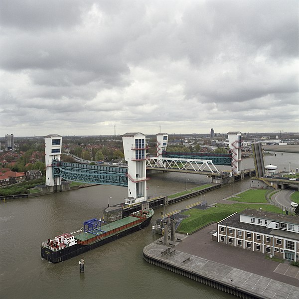 File:Vogelvluchtperspectief van de stormvloedkering in de Hollandse IJssel - Krimpen aan den IJssel - 20398124 - RCE.jpg