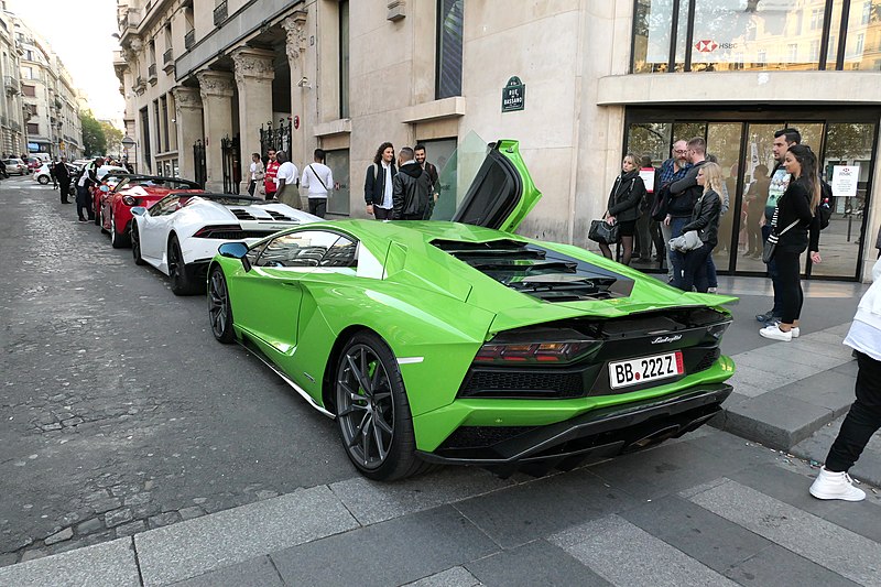 File:Voitures sportives de prestige aux Champs-Élysées (2).JPG