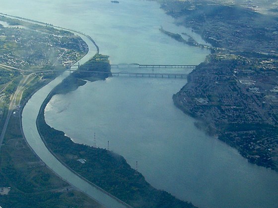 St. Lawrence Seaway separated navigation channel by Montreal