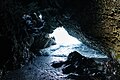 Waianapanapa schwarzer Kum Kordonu Lavatunnel Maui Hawaii (45690813432) .jpg