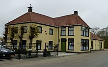 Café Winneweer, het oudste huis van Winneweer, voor het eerst genoemd in 1668 als Logys-plaets. In de 18e eeuw weeshuis en later weer herberg met rechtspraak.