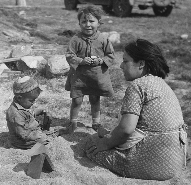 File:Woman and children playing in the sand at the Community Housing Project. - NARA - 285773 (cropped).jpg