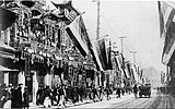 1912年元旦，上海街头悬挂五色旗
