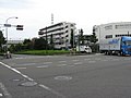 富士見が丘交差点（横浜上麻生道路）。奥の高架は横浜市営地下鉄グリーンライン。