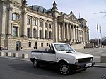 ベルリン・国会議事堂前の Yugo Koral Cabliore '92年型