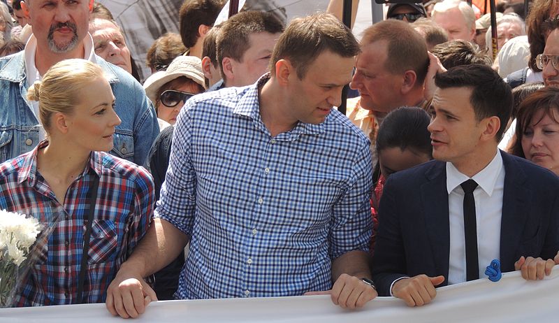 File:Yulia Navalny, Alexey Navalny and Ilya Yashin at Moscow rally 2013-06-12 2.JPG