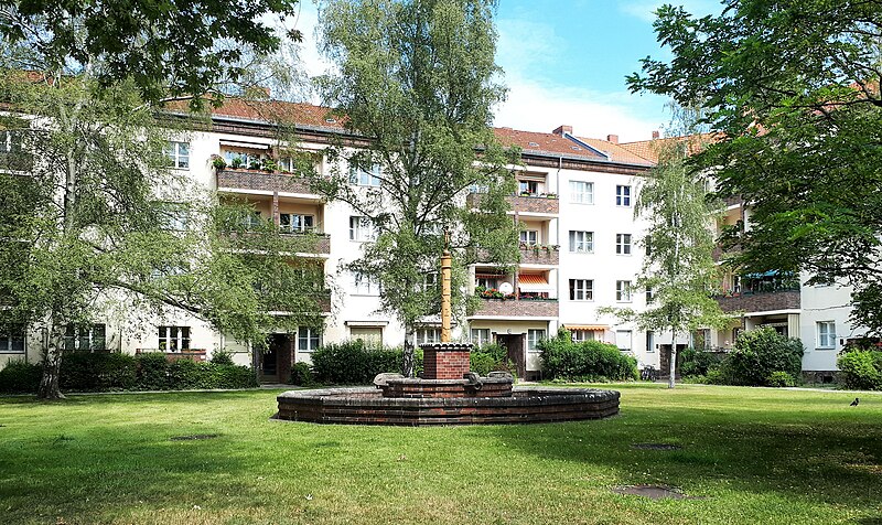 File:Zehlendorf Mörchinger Straße Zierbrunnen.jpg