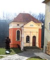 בית כנסת עתיק בצפון צ'כיה, מוזיאון יהודי, עם פסל הגולם.