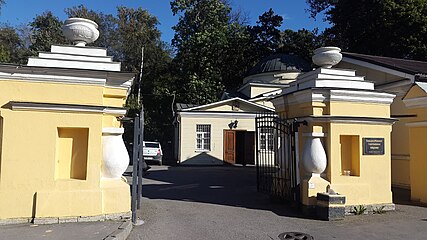 La entrada principal al cementerio B-Okhtensky Georgievskoe, agosto de 2016