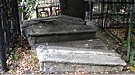 Художественные надгробия, расположенные на территории кладбища церкви Рождества Иоанна Предтечи в селе Ивановском