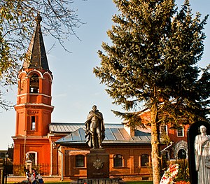 Аксиньинский храм и памятник на братской могиле советских солдат