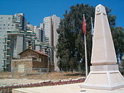 האנדרטה לזכר חיילי הצבא העות'מאני שנפלו בקרבות על באר שבע במהלך מלחמת העולם הראשונה, וברקע תחנת הרכבת הטורקית