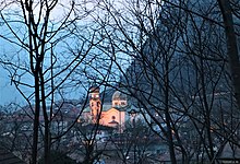 Chiesa di Santa Maria Assunta vista dalla chiesa di San Michele Arcangelo sul Doss San Michele.