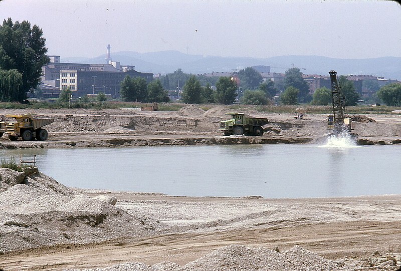 File:081R17160781 Bereich Reichsbrücke, Bau der Donauinsel, Blick Richtung Süden - Handelskai.jpg