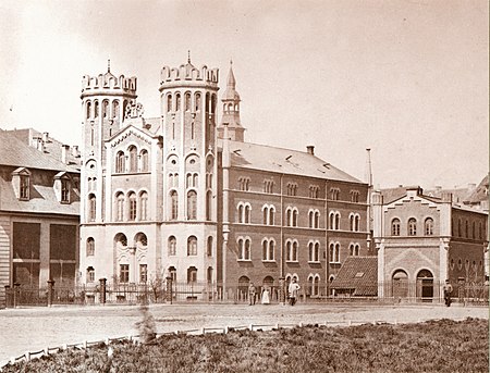 1880 circa Fotografie von Karl Friedrich Wunder, 1861 neu erbaute Brückmühle Leineinsel Hannover, daneben das noch barocke Staatsarchiv