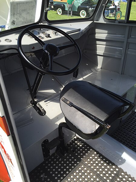 File:1948 Divco delivery truck at 2015 Shenandoah AACA meet 5of6.jpg