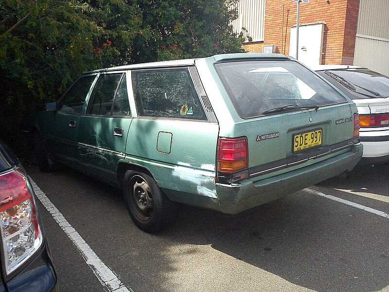 File:1989 Mitsubishi Magna (TP) GLX station wagon (2011-04-15).jpg