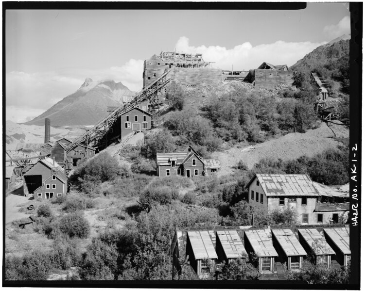 File:2. OVERVIEW FROM SOUTH, BOARDING HOUSE IN FOREGROUND - Kennecott Copper Corporation, On Copper River ^ Northwestern Rai - LOC - hhh.ak0003.photos.000975p.tif