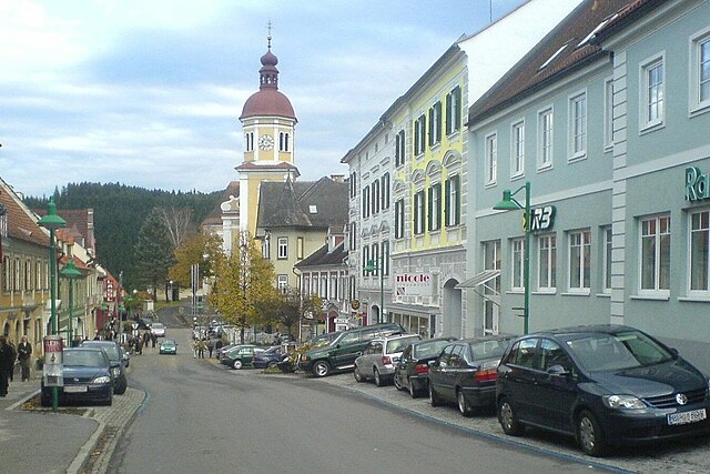 Hauptplatz mit barocker Pfarrkirche