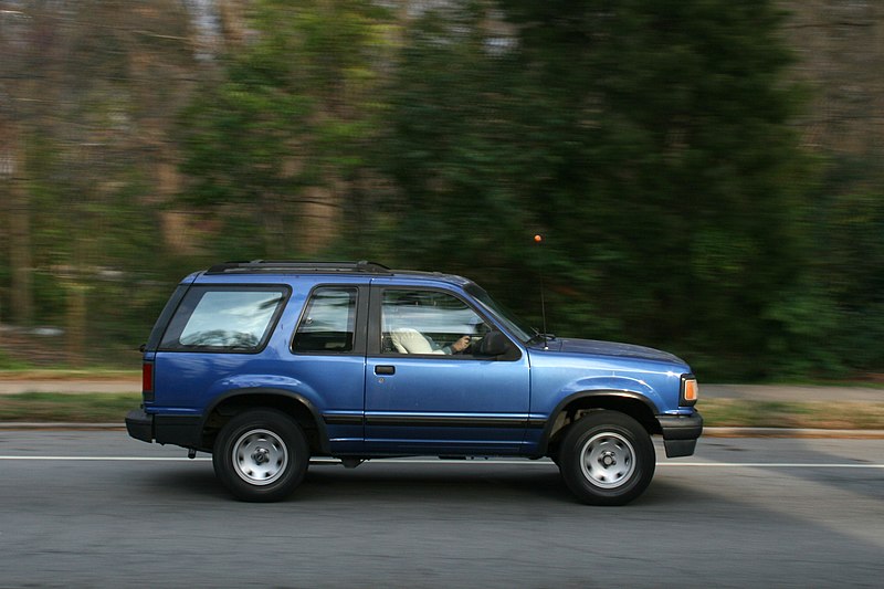 File:2009-03-11 SUV SB on N Gregson St in Durham.jpg