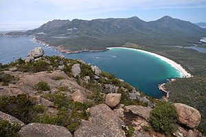 20100209 Wineglass Bay и опасностите от връх Mt Amos.JPG