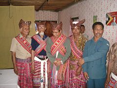 Taur Matan Ruak mit lokalen Würdenträgern in traditioneller Festtagstracht von Fohorem …