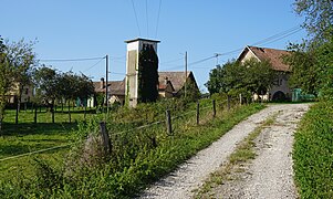 Foto a colori di un sentiero che porta ad una frazione.