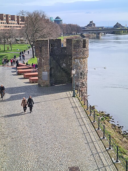 File:2024 Maastricht, Wycker vestingwerken, Maaspunttoren vanaf Hoge Brug (1).jpg