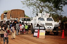 A light armored vehicle in South Sudan's main road 25.4.8 ziyuba~ieiJian Ji Gan Dao Lu Bu Xiu 2 Guo Ji Ping He Xie Li Huo Dong Deng (Ji biFang Wei Xie Li Deng ) 33.jpg