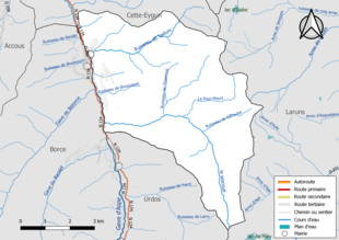 Carte en couleur présentant le réseau hydrographique de la commune