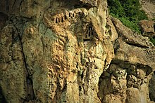 Трапецовидни ниши в западната част на Скалният култов комплекс при село Дъждовница – един от най-недостъпните праисторически култови обекти. Според доц. Стефанка Иванова трудно може да бъде обяснена техниката на изсичане на трапецовидните ниши на такава голяма височина в скалите.[6][44]