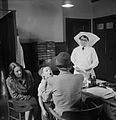 אחות במרפאת בית ספר, ברקשייר, אנגליה, 1945