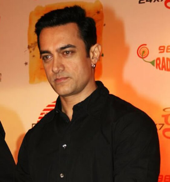 Khan at a promotional event for Taare Zameen Par